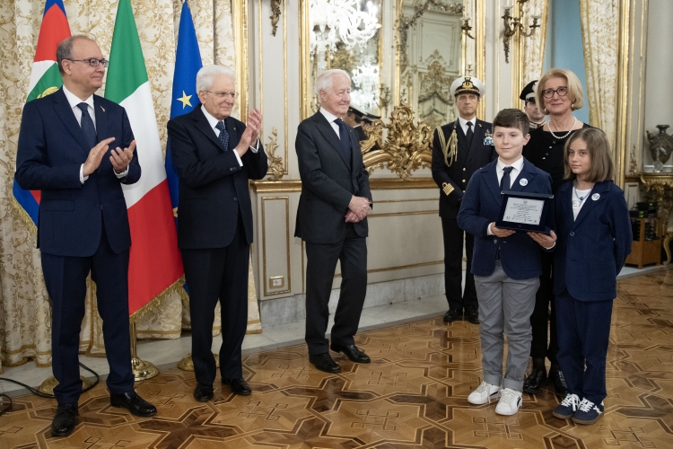 Il Presidente della Repubblica Sergio Mattarella consegna i premi ai vincitori del concorso nazionale promosso dal Ministero dell'Istruzione e del merito, dal titolo “10 febbraio" -“Un mondo e un passato”.Storie dai luoghi di origine degli esuli giuliano-fiumano-dalmati
