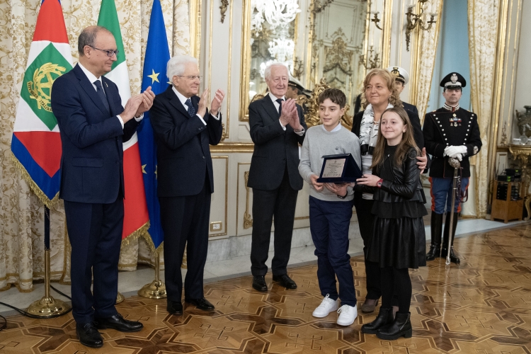 Il Presidente della Repubblica Sergio Mattarella consegna i premi ai vincitori del concorso nazionale promosso dal Ministero dell'Istruzione e del merito, dal titolo “10 febbraio" -“Un mondo e un passato”.Storie dai luoghi di origine degli esuli giuliano-fiumano-dalmati
