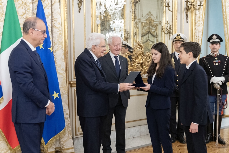 Il Presidente della Repubblica Sergio Mattarella consegna i premi ai vincitori del concorso nazionale promosso dal Ministero dell'Istruzione e del merito, dal titolo “10 febbraio" -“Un mondo e un passato”.Storie dai luoghi di origine degli esuli giuliano-fiumano-dalmati
