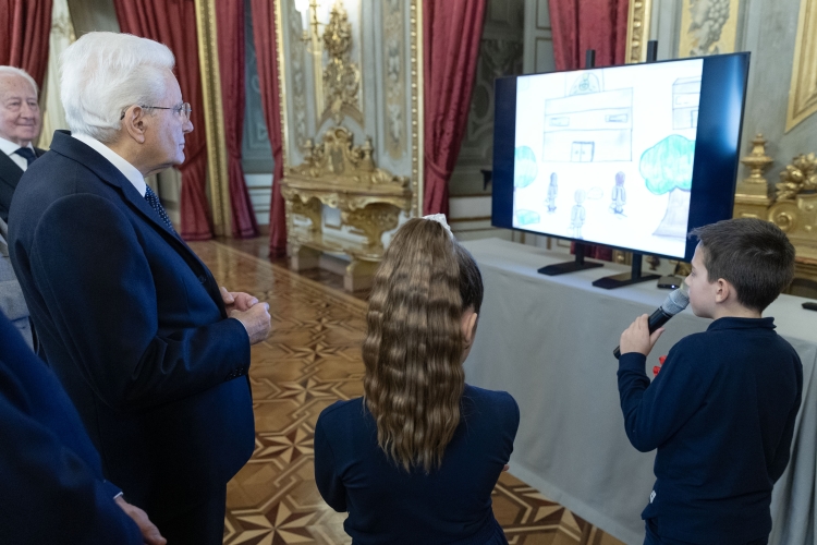 Il Presidente della Repubblica Sergio Mattarella osserva ilavori realizzati dagli studnti vincitori del concorso nazionale promosso dal Ministero dell'Istruzione e del merito, dal titolo “10 febbraio" -“Un mondo e un passato”.Storie dai luoghi di origine degli esuli giuliano-fiumano-dalmati
