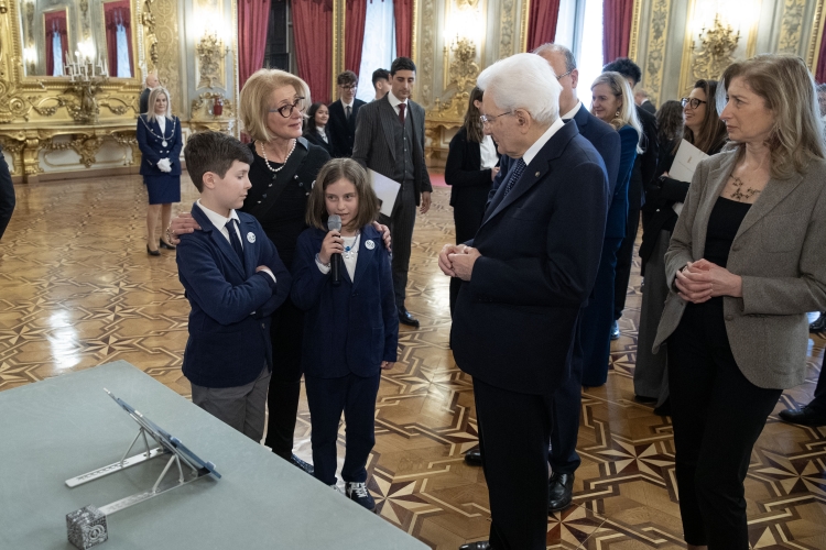 Il Presidente della Repubblica Sergio Mattarella osserva ilavori realizzati dagli studnti vincitori del concorso nazionale promosso dal Ministero dell'Istruzione e del merito, dal titolo “10 febbraio" -“Un mondo e un passato”.Storie dai luoghi di origine degli esuli giuliano-fiumano-dalmati
