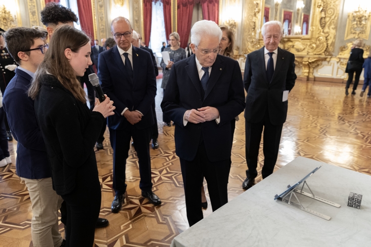 Il Presidente della Repubblica Sergio Mattarella osserva ilavori realizzati dagli studnti vincitori del concorso nazionale promosso dal Ministero dell'Istruzione e del merito, dal titolo “10 febbraio" -“Un mondo e un passato”.Storie dai luoghi di origine degli esuli giuliano-fiumano-dalmati
