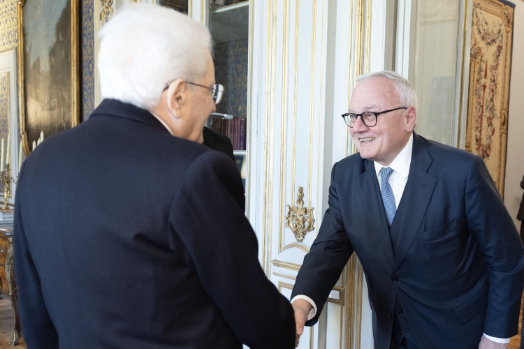 Il Presidente della Repubblica Sergio Mattarella riceve Massimo Porfiri, Amministratore delegato di Rete Blu Spa,in occasione del 25° anniversario di TV2000 e RadioinBlu2000 