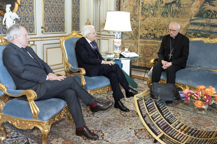 Il Presidente della Repubblica Sergio Mattarella con S.E. Mons. Piero Coccia, Presidente della Fondazione “Comunicazione e Cultura” e Presidente di Rete Blu Spa,in occasione del 25° anniversario di TV2000 e RadioinBlu2000 