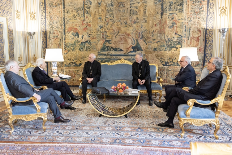 Il Presidente della Repubblica Sergio Mattarella con S.E. Mons. Giuseppe Baturi, Segretario generale della Cei, e S.E. Mons. Piero Coccia, Presidente della Fondazione “Comunicazione e Cultura” e Presidente di Rete Blu Spa, accompagnati da Massimo Porfiri e da Vincenzo Morgante, rispettivamente Amministratore delegato di Rete Blu Spa e Direttore di Rete e dell’informazione di TV2000 e InBluRadio, in occasione del 25° anniversario di TV2000 e RadioinBlu2000