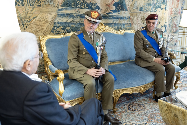 Il Presidente della Repubblica Sergio Mattarella con il  Gen. C.A. Pietro Serino Gen. C.A. Carmine Masiello, rispettivamente Capo di Stato Maggiore dell'Esercito Italiano uscente e subentrante   
