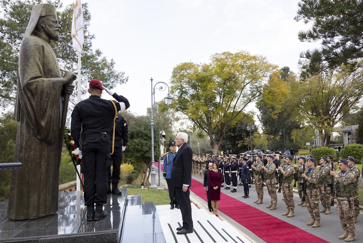 Il Presidente della Repubblica Sergio Mattarella nel corso della deposizione di una corona presso la statua del primo Presidente della Repubblica di Cipro, Makarios III