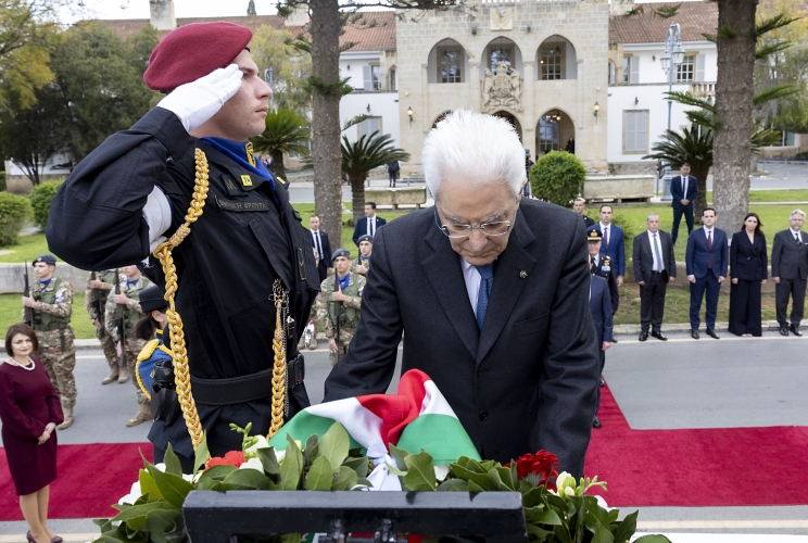 Il Presidente della Repubblica Sergio Mattarella nel corso della deposizione di una corona presso la statua del primo Presidente della Repubblica di Cipro, Makarios III
