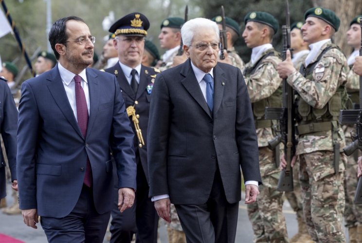 Il Presidente della Repubblica Sergio Mattarella con il Presidente della Repubblica di Cipro Nikos Christodoulides nel corso degli onori militari