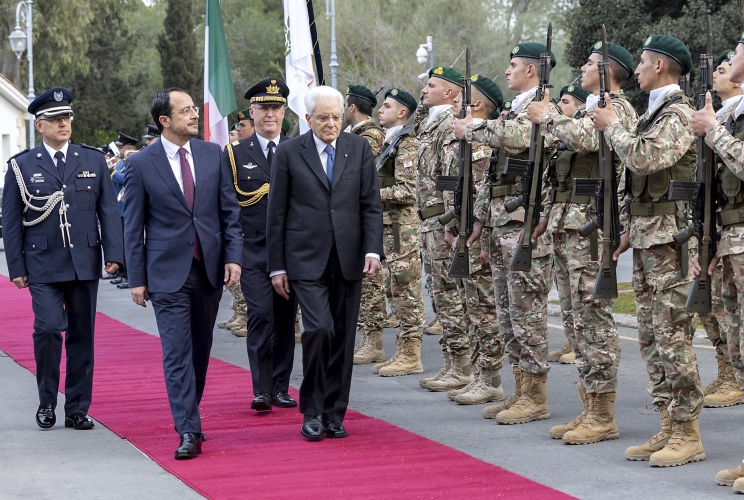 Il Presidente della Repubblica Sergio Mattarella con il Presidente della Repubblica di Cipro Nikos Christodoulides nel corso degli onori militari