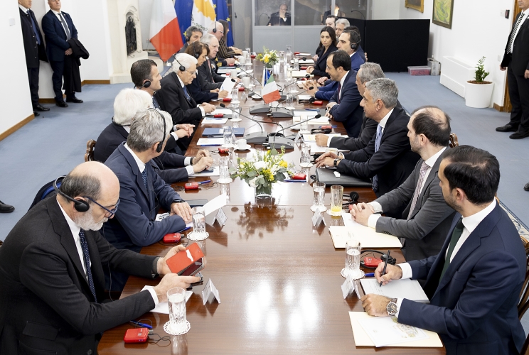 Il Presidente della Repubblica Sergio Mattarella e il Presidente della Repubblica di Cipro Nikos Christodoulides nel corso dei colloqui allargati alle rispettive delegazioni