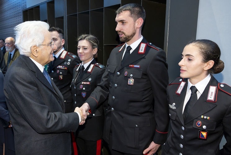 Il Presidente della Repubblica Sergio Mattarella saluta i carabinieri impiegati nella missione ONU, in occasione dell'incontro con una rappresentanza della collettività italiana a Cipro