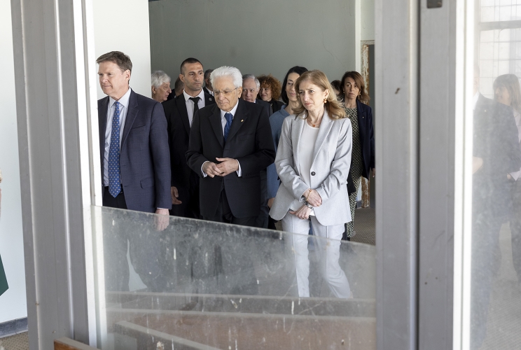 Il Presidente della Repubblica Sergio Mattarella visita il "Vecchio Aeroporto di Nicosia", accompagnato dal Comandante della Forza Mobile di Riserva della forza delle Nazioni Unite per il mantenimento della pace a Cipro, Lgt. Josh Sinclair