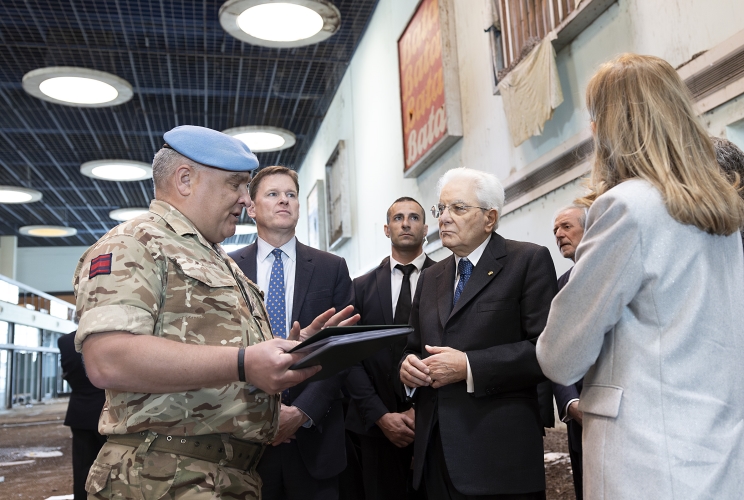 Il Presidente della Repubblica Sergio Mattarella visita il "Vecchio Aeroporto di Nicosia", accompagnato dal Comandante della Forza Mobile di Riserva della forza delle Nazioni Unite per il mantenimento della pace a Cipro, Lgt. Josh Sinclair
