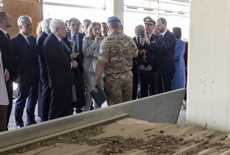 Il Presidente della Repubblica Sergio Mattarella visita il "Vecchio Aeroporto di Nicosia", accompagnato dal Comandante della Forza Mobile di Riserva della forza delle Nazioni Unite per il mantenimento della pace a Cipro, Lgt. Josh Sinclair