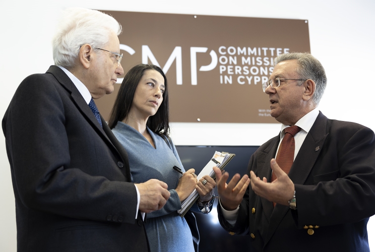 Il Presidente della Repubblica Sergio Mattarella con i membri della Commissione Tripartita del Comitato per le Persone Scomparse