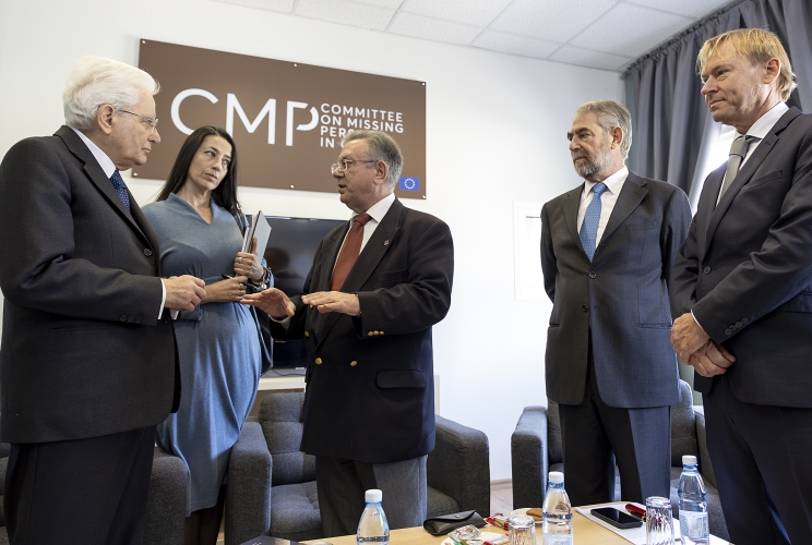 Il Presidente della Repubblica Sergio Mattarella con i membri della Commissione Tripartita del Comitato per le Persone Scomparse