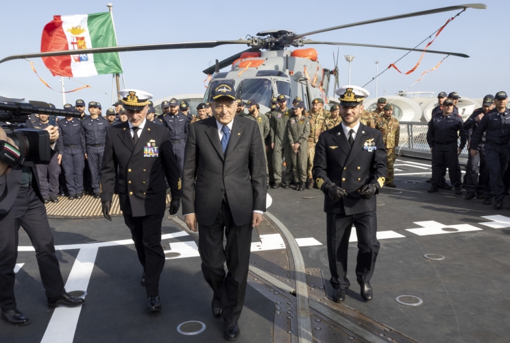 Il Presidente della Repubblica Sergio Mattarella accompagnato  dal Capo di Stato Maggiore della Marina, Amm. Sq. Enrico Credendino, visita la Nave Bergamini