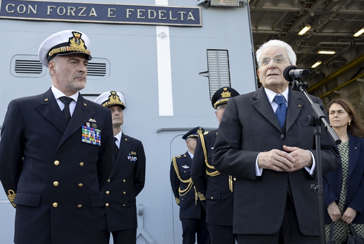 Il Presidente della Repubblica Sergio Mattarella nel corso della visita alla Nave Bergamini accompagnato  dal Capo di Stato Maggiore della Marina, Amm. Sq. Enrico Credendino
