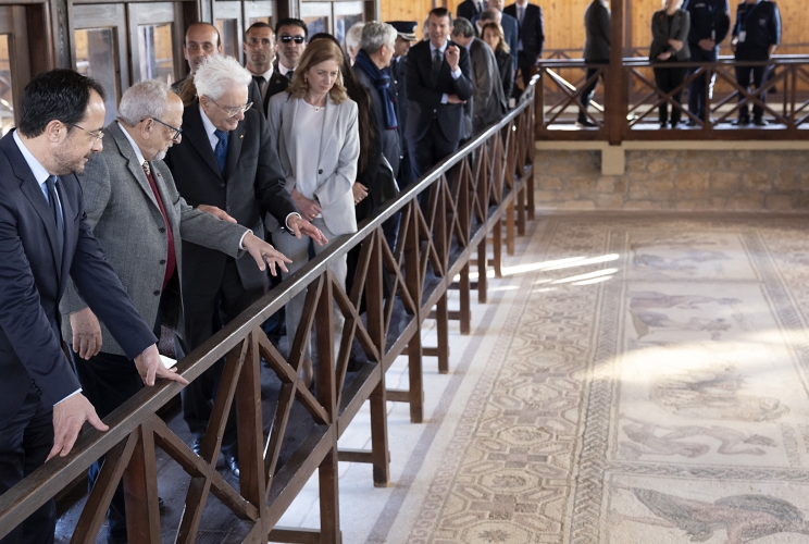  Il Presidente della Repubblica Sergio Mattarella con il Presidente della Repubblica di Cipro, Nikos Christodoulides, nel corso della visita al Parco Archeologico di Pafos 