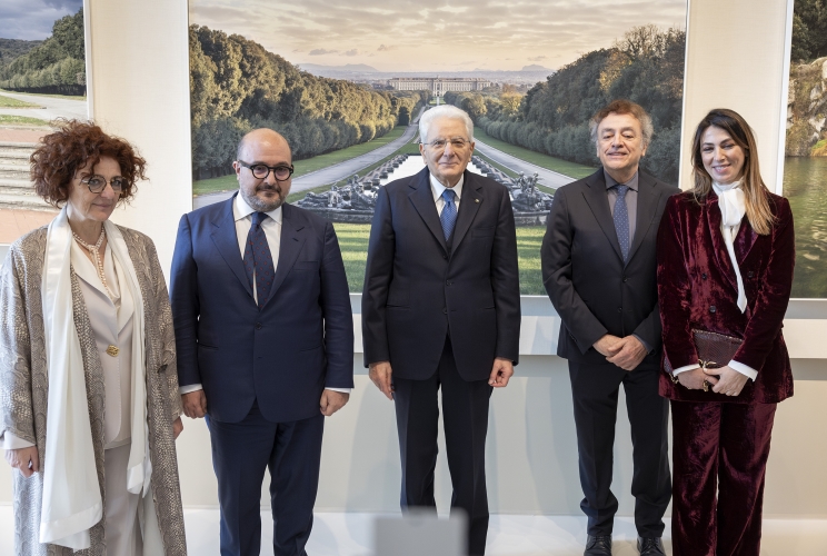 Il Presidente della Repubblica Sergio Mattarella con l’Arch. Tiziana Maffei, Direttrice della Reggia di Caserta, Gennaro Sangiuliano, Ministro della Cultura, Luciano D'Inverno e Gabriella Ibello, curatrice della mostra “Visioni”