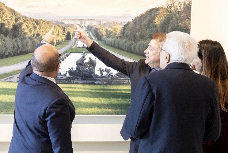 Il Presidente della Repubblica Sergio Mattarella con Gennaro Sangiuliano, Ministro della Cultura e Luciano D'Inverno nel corso della visita alla mostra “Visioni”