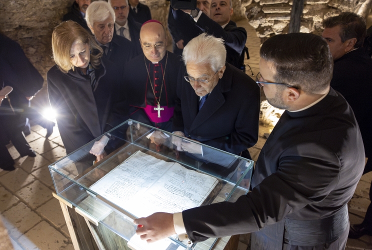Il Presidente della Repubblica Sergio Mattarella in occasione della visita alla cripta della Chiesa di San Francesco di Paola