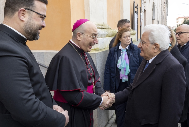 Il Presidente della Repubblica Sergio Mattarella con S.E. Mons. Pietro Lagnese, Vescovo di Caserta e Arcivescovo di Capua, in occasione della visita alla cripta della Chiesa di San Francesco di Paola