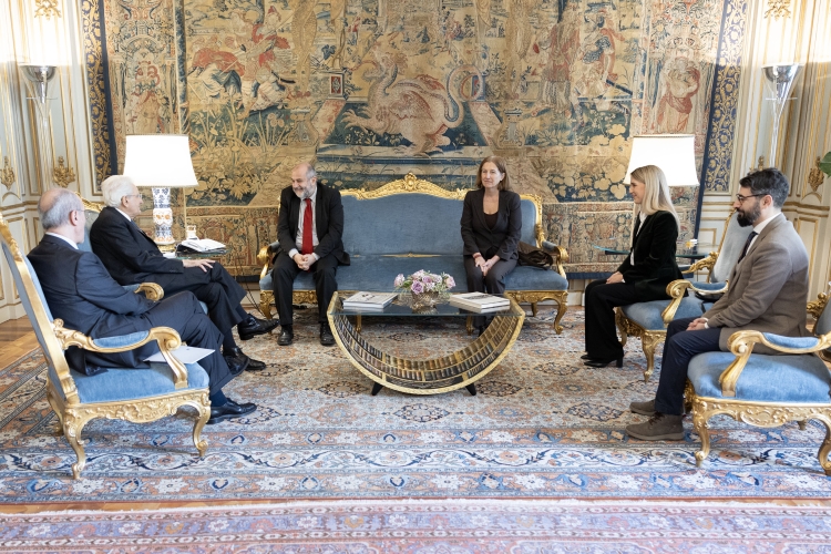 Il Presidente della Repubblica Sergio Mattarella con Patrizio Gonnella, Presidente dell'Associazione Antigone, accompagnato da Sofia Antonelli, da Susanna Marietti e da Andrea Oleandri
