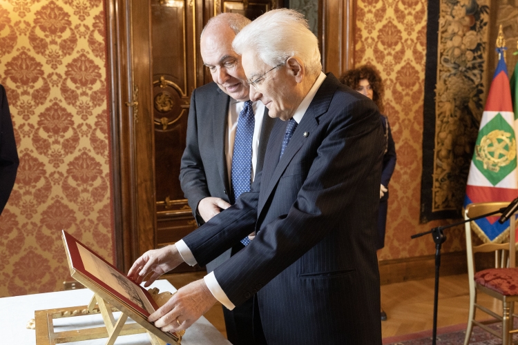 Il Presidente della Repubblica Sergio Mattarella con Gianfranco Giuliani,Presidente di CASAGIT in occasionedei 50 anni di attività
