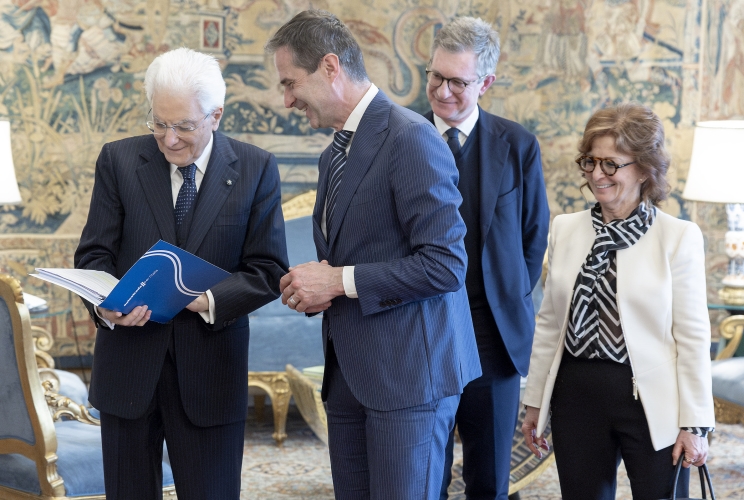 Il Presidente Sergio Mattarella nel corso dell'incontro con Elisabetta Oliveri, Presidente di ASPI, accompagnata da Roberto Tomasi e da Riccardo Pugnalin, rispettivamente Amministratore Delegato e Direttore Affari Istituzionali, Relazioni Esterne, Comunicazione e Marketing di ASPI
