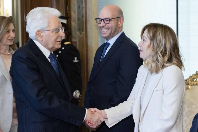 Il Presidente della Repubblica Sergio Mattarella saluta Giorgia Meloni, Presidente del Consiglio dei Ministri, in occasione della celebrazione della “Giornata Internazionale della Donna”
