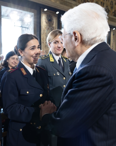 Il Presidente della Repubblica Sergio Mattarella saluta Alessandra Accardo,della Polizia di Stato,  in occasione della celebrazione della “Giornata Internazionale della Donna” 
