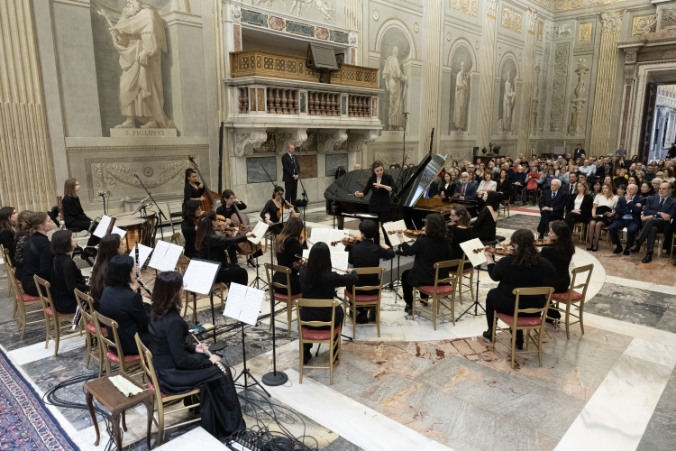 Il Presidente della Repubblica Sergio Mattarella ha assistito al Concerto nella Cappella Paolina del Quirinale,in occasione dell'8 marzo,dell'Orchestra femminile Olimpia diretta da Francesca Perrotta, al pianoforte Roberta Pandolfi 
