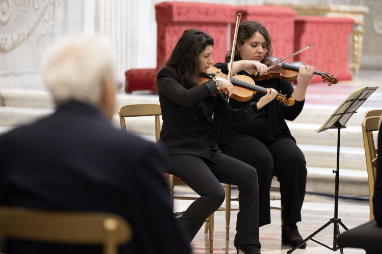Il Presidente della Repubblica Sergio Mattarella ha assistito al Concerto nella Cappella Paolina del Quirinale,in occasione dell'8 marzo,dell'Orchestra femminile Olimpia diretta da Francesca Perrotta, al pianoforte Roberta Pandolfi 

