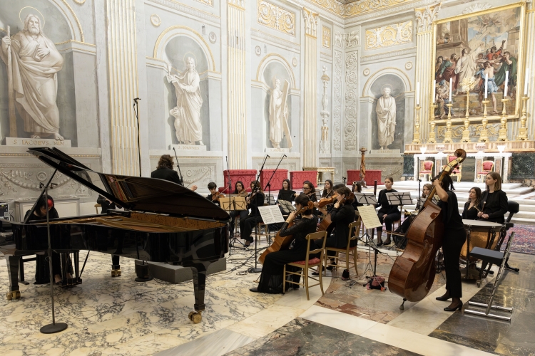 Il Presidente della Repubblica Sergio Mattarella ha assistito al Concerto nella Cappella Paolina del Quirinale,in occasione dell'8 marzo,dell'Orchestra femminile Olimpia diretta da Francesca Perrotta, al pianoforte Roberta Pandolfi 
