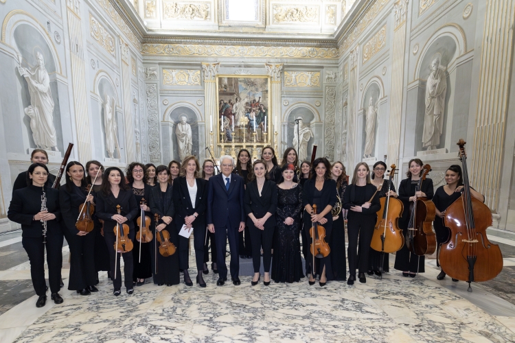 Il Presidente della Repubblica Sergio Mattarella ha assistito al Concerto nella Cappella Paolina del Quirinale,in occasione dell'8 marzo,dell'Orchestra femminile Olimpia diretta da Francesca Perrotta, al pianoforte Roberta Pandolfi 
