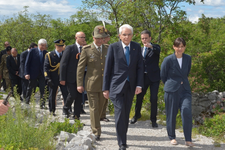 Il Presidente Sergio Mattarella con Debora Serracchiani, Presidente della Regione Friuli Venezia Giulia sul Monte San Michele