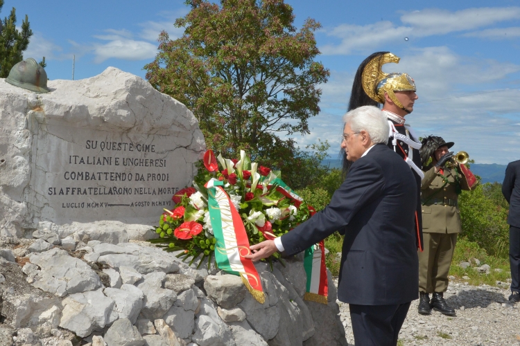 Il Presidente Sergio Mattarella depone una corona al cippo italo-ungherese sul Monte San Michele