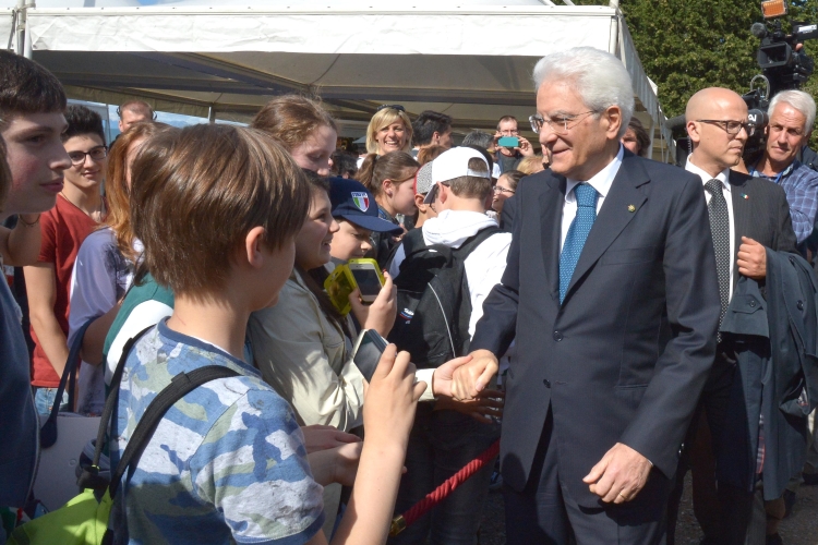 Il Presidente Sergio Mattarella salutato dai ragazzi