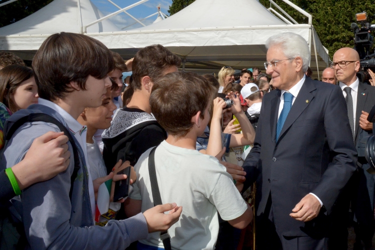 Il Presidente Sergio Mattarella salutato dai ragazzi 