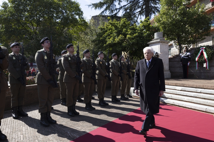Il Presidente della Repubblica Sergio Mattarella depone una corona d’alloro presso il Monumento ai Caduti, in occasione della cerimonia commemorativa dell’ottantesimo anniversario della distruzione della città di Cassino
