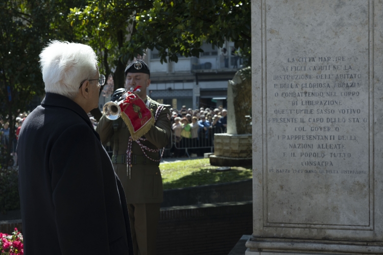 Il Presidente della Repubblica Sergio Mattarella depone una corona d’alloro, presso il Monumento ai Caduti, in occasione della cerimonia commemorativa dell’ottantesimo anniversario della distruzione della città di Cassino
