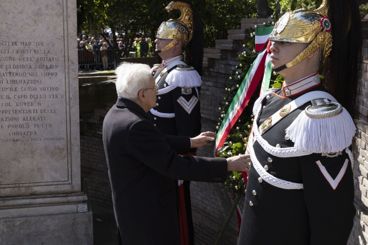 Il Presidente della Repubblica Sergio Mattarella depone una corona d’alloro, presso il Monumento ai Caduti, in occasione della cerimonia commemorativa dell’ottantesimo anniversario della distruzione della città di Cassino
