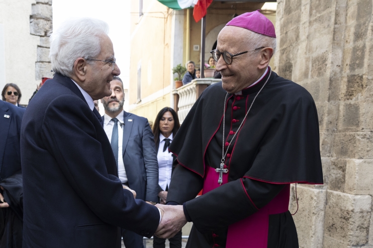 Il Presidente della Repubblica Sergio Mattarella alla Chiesa di Sant’Ippolito, accolto da Mons. Ambrogio Spreafico, Vescovo di Frosinone – Veroli – Ferentino 
