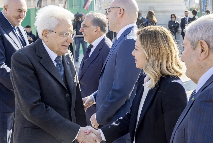 Il Presidente Sergio Mattarella con il Presidente del Consiglio Giorgia Meloni, in occasione della deposizione di una corona d’alloro sulla Tomba del Milite Ignoto nella ricorrenza della Giornata dell’Unità Nazionale