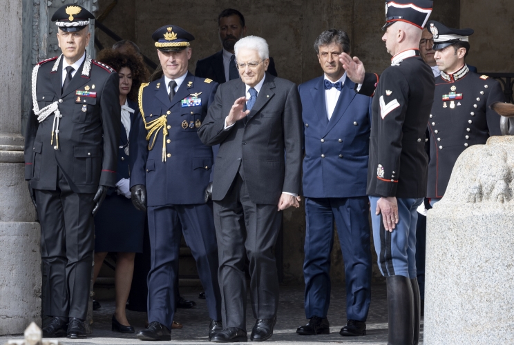 Cambio della Guardia solenne con lo schieramento e lo sfilamento del Reggimento Corazzieri e della Fanfara del IV Reggimento Carabinieri a cavallo in occasione della Giornata dell'Unità Nazionale, della Costituzione, dell'Inno e della Bandiera, nel 163° anniversario dell'Unità d'Italia