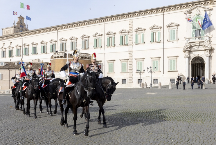 Cambio della Guardia solenne con lo schieramento e lo sfilamento del Reggimento Corazzieri e della Fanfara del IV Reggimento Carabinieri a cavallo in occasione della Giornata dell'Unità Nazionale, della Costituzione, dell'Inno e della Bandiera, nel 163° anniversario dell'Unità d'Italia