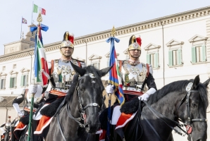 Cambio della Guardia solenne con lo schieramento e lo sfilamento del Reggimento Corazzieri e della Fanfara del IV Reggimento Carabinieri a cavallo in occasione della Giornata dell'Unità Nazionale, della Costituzione, dell'Inno e della Bandiera, nel 163° anniversario dell'Unità d'Italia