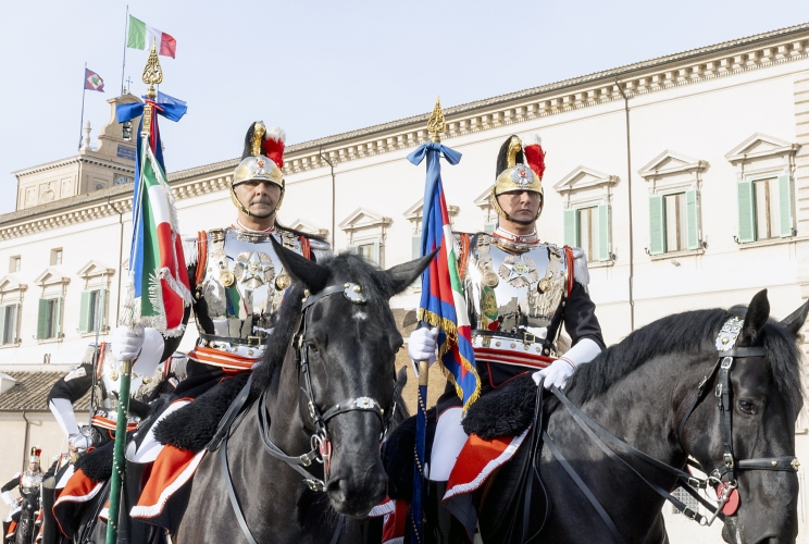 Cambio della Guardia solenne con lo schieramento e lo sfilamento del Reggimento Corazzieri e della Fanfara del IV Reggimento Carabinieri a cavallo in occasione della Giornata dell'Unità Nazionale, della Costituzione, dell'Inno e della Bandiera, nel 163° anniversario dell'Unità d'Italia